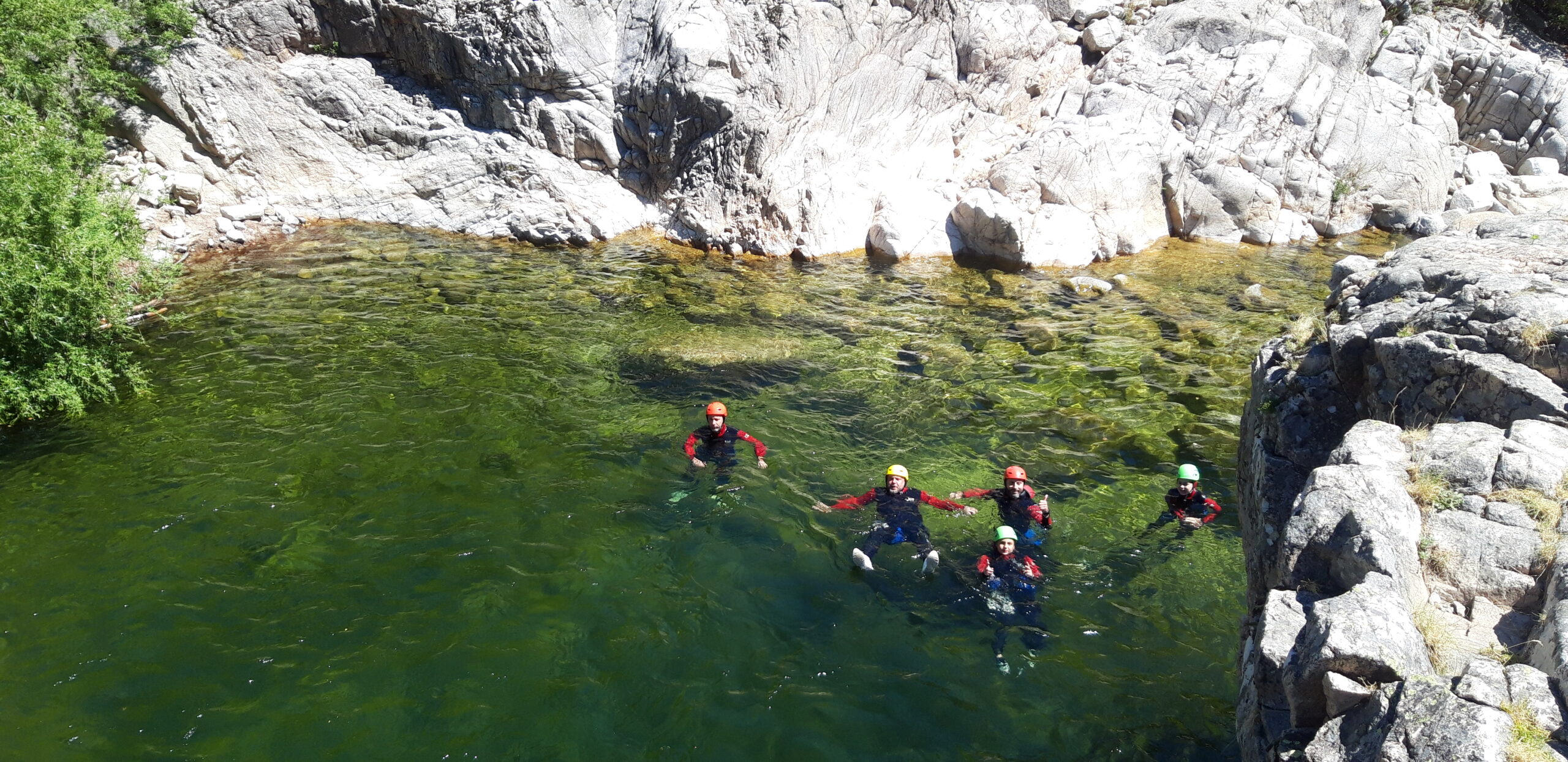 des hommes entrain de se baigner dans la haut chassezac pendant un canyon, rando aquatique
