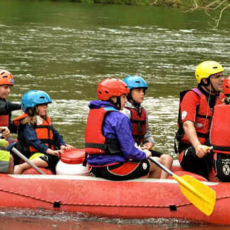 7 personnes sur un rafting sur l'ardeche
