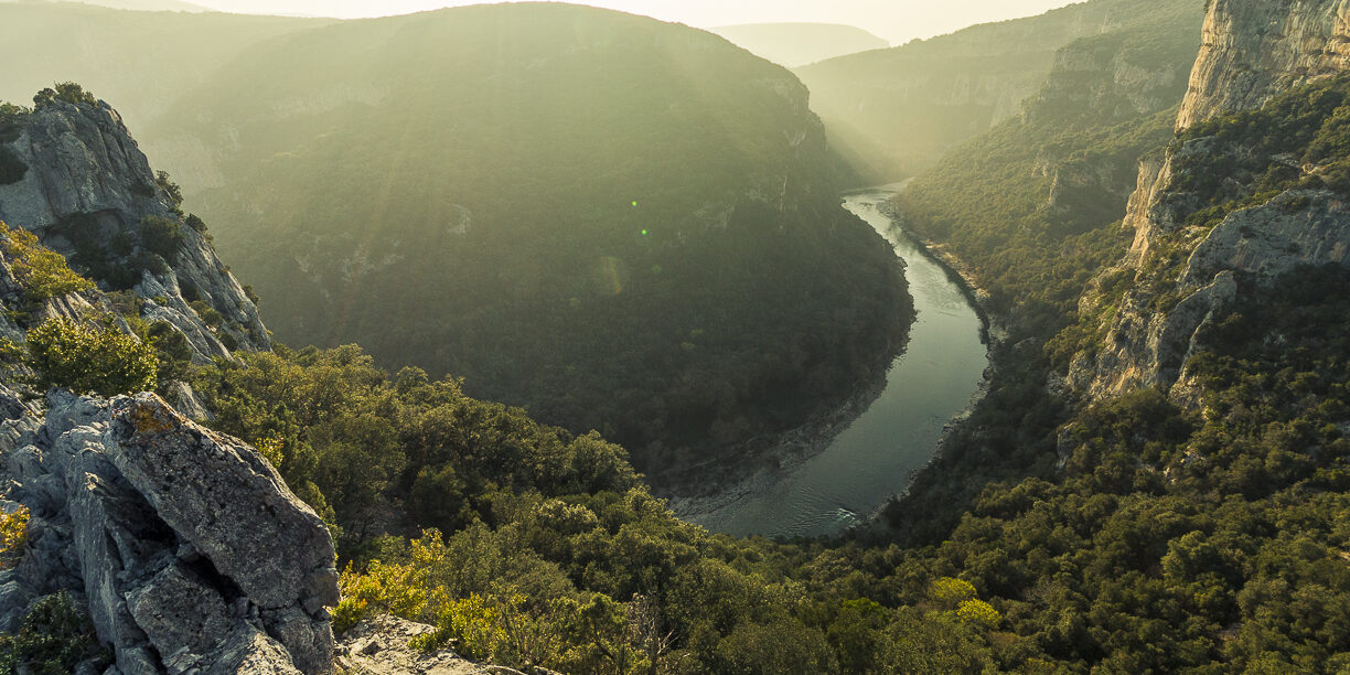 belvédere du haut d'un belvédère la rivière Ardèche, les chênes verts, la lumière du soleil