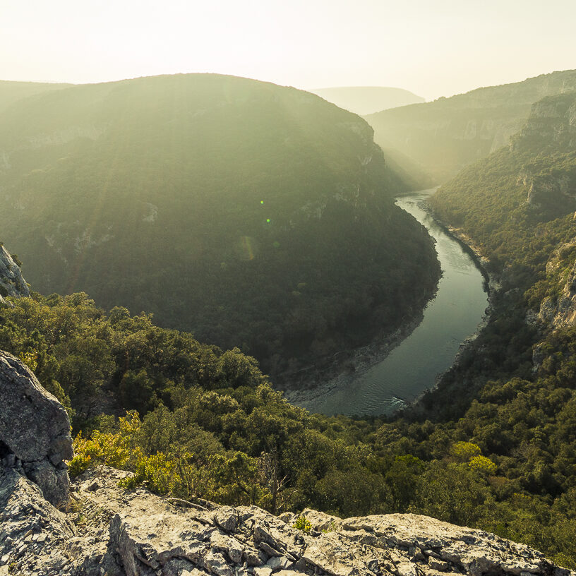 du haut d'un belvédère la rivière Ardèche, les chênes verts, la lumière du soleil