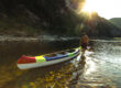 Un homme tire un canoë sur l'Ardèche
