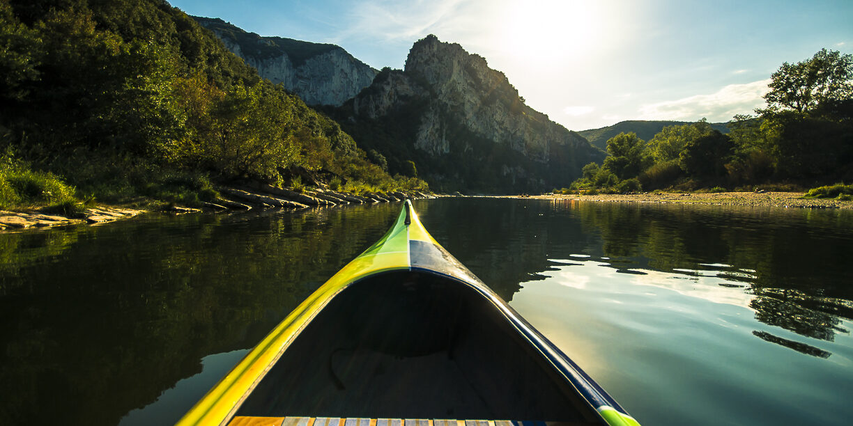 un canoe vogueur sur un plan d'eau le soleil