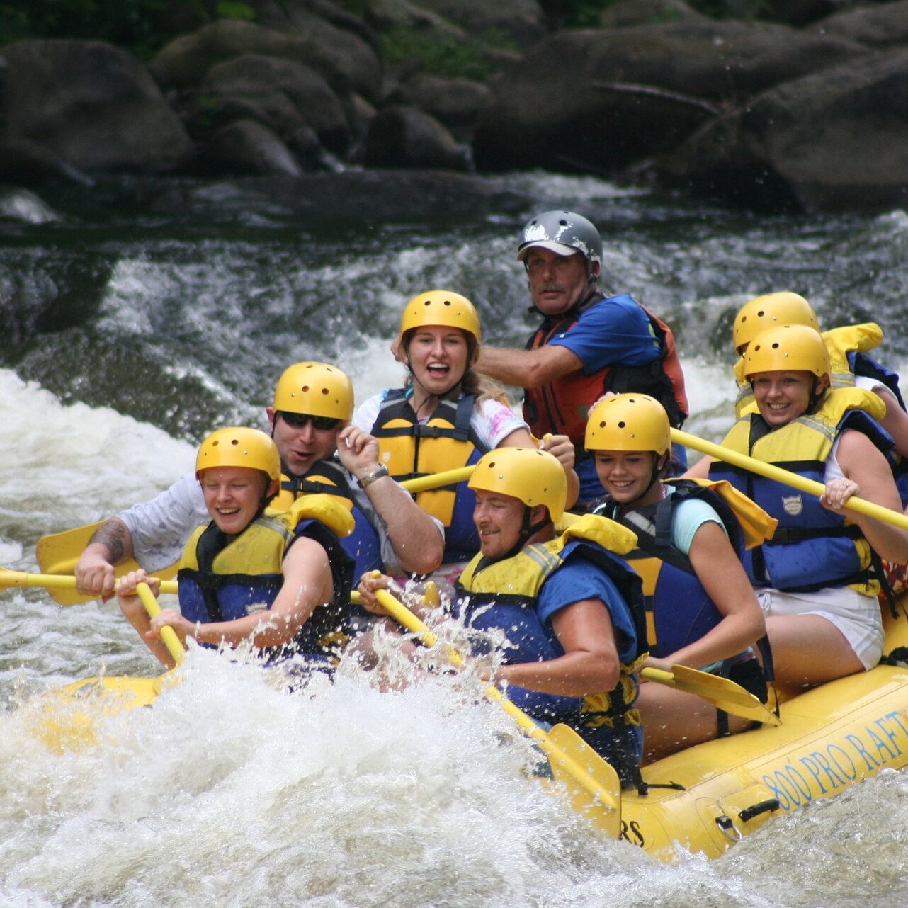 7 personnes sur un rafting avec leur guide
