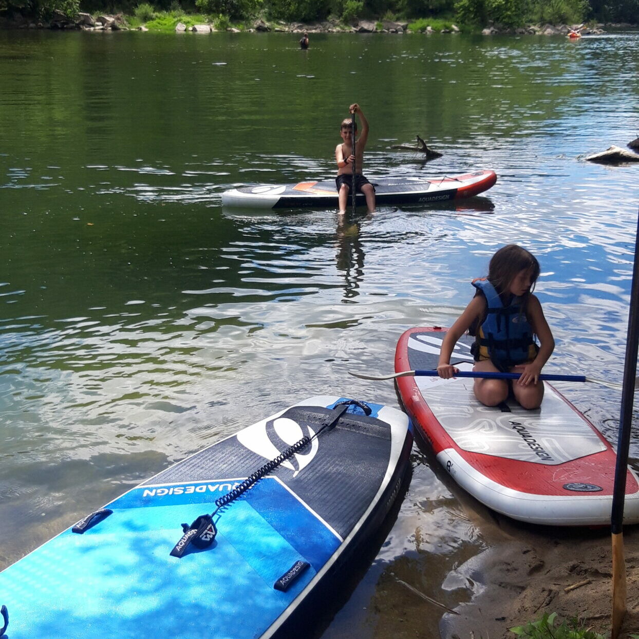 3 paddles sur la rivière avec un enfant