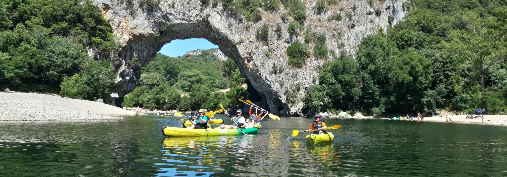 3 canoës jaunes sous le Pont d'Arc