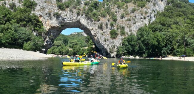 3 canoës jaunes sous le Pont d'Arc
