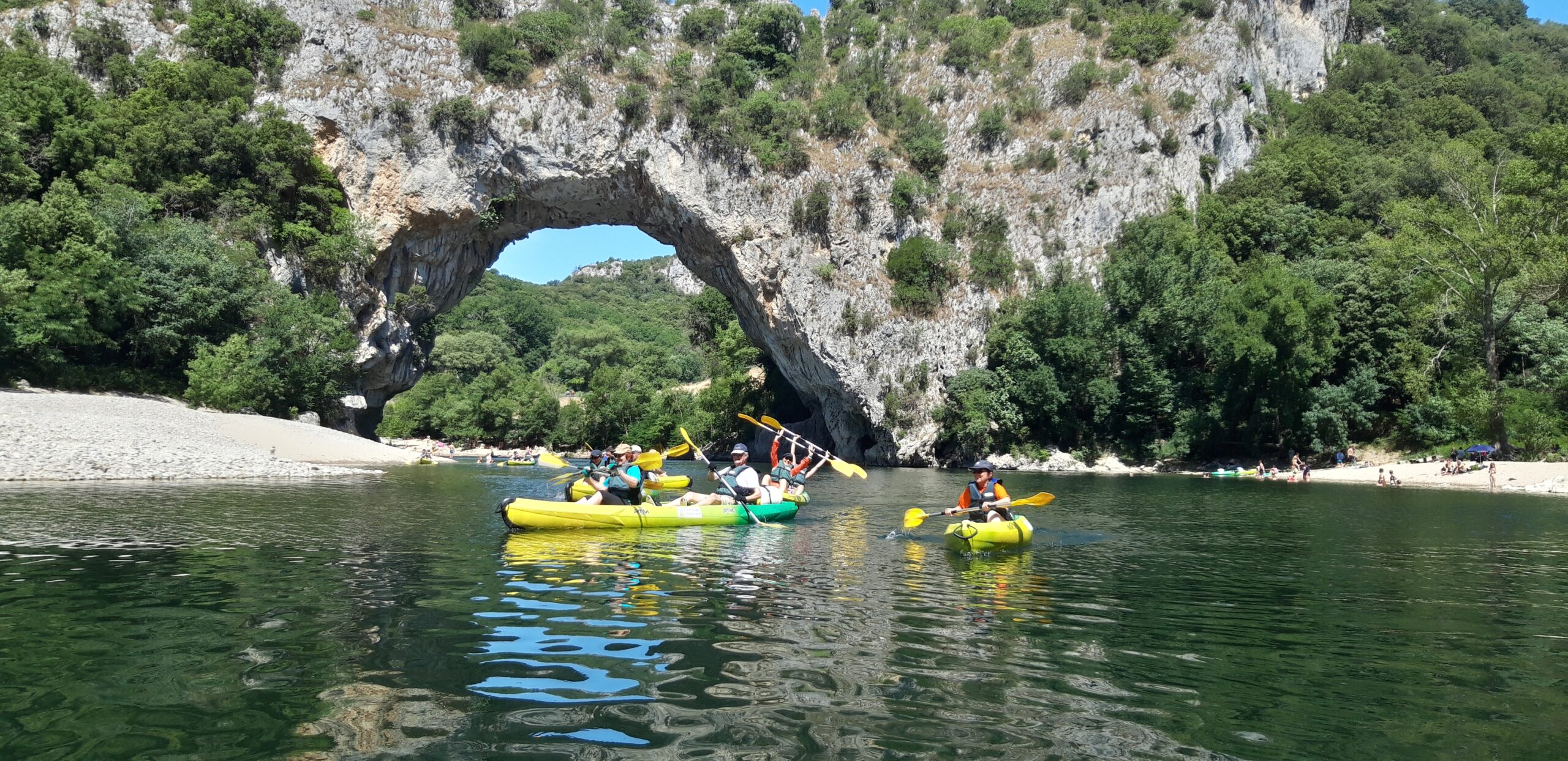 Location de Canoës sur l’Ardèche à la demi-journée 3 canoës jaunes sous le Pont d'Arc