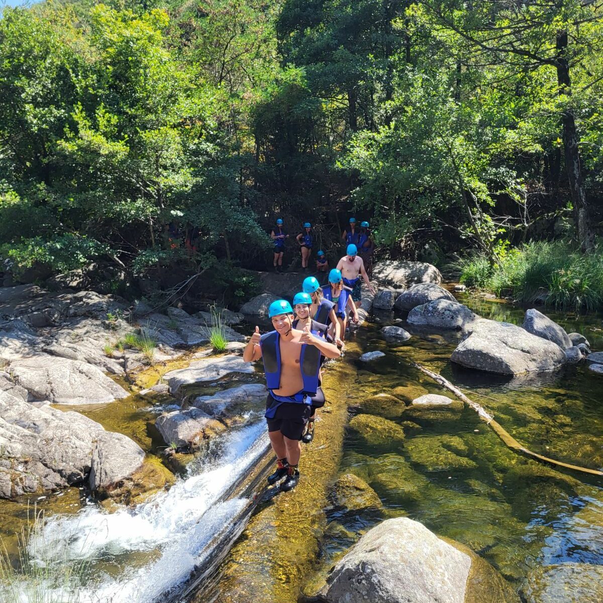 des hommes portent des casques bleus, ils traversent la rivière le Chassezac