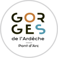 logo de l'office du tourisme gorges de l'Ardèche, le o est écrit en orange, le S en bleu