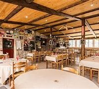 des tables et des chaises dans un restaurant au domaine de Ribière à Grospierre en Ardèche