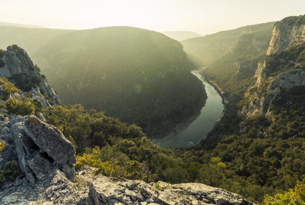 du haut d'un belvédère la rivière Ardèche, les chênes verts, la lumière du soleil