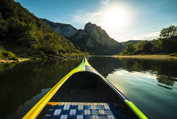un canoe vogueur sur un plan d'eau le soleil