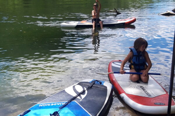 3 paddles sur la rivière avec un enfant