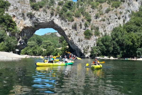 3 canoës jaunes sous le Pont d'Arc