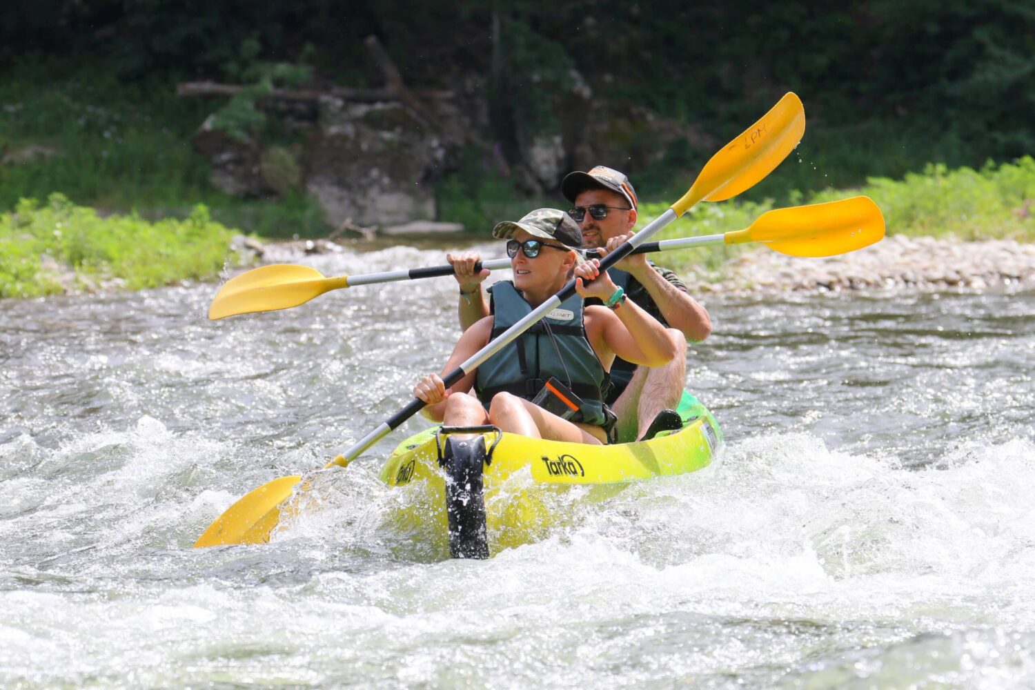 couple en canoë kayak sur l'Ardèche avec la base nautique de la petite mer