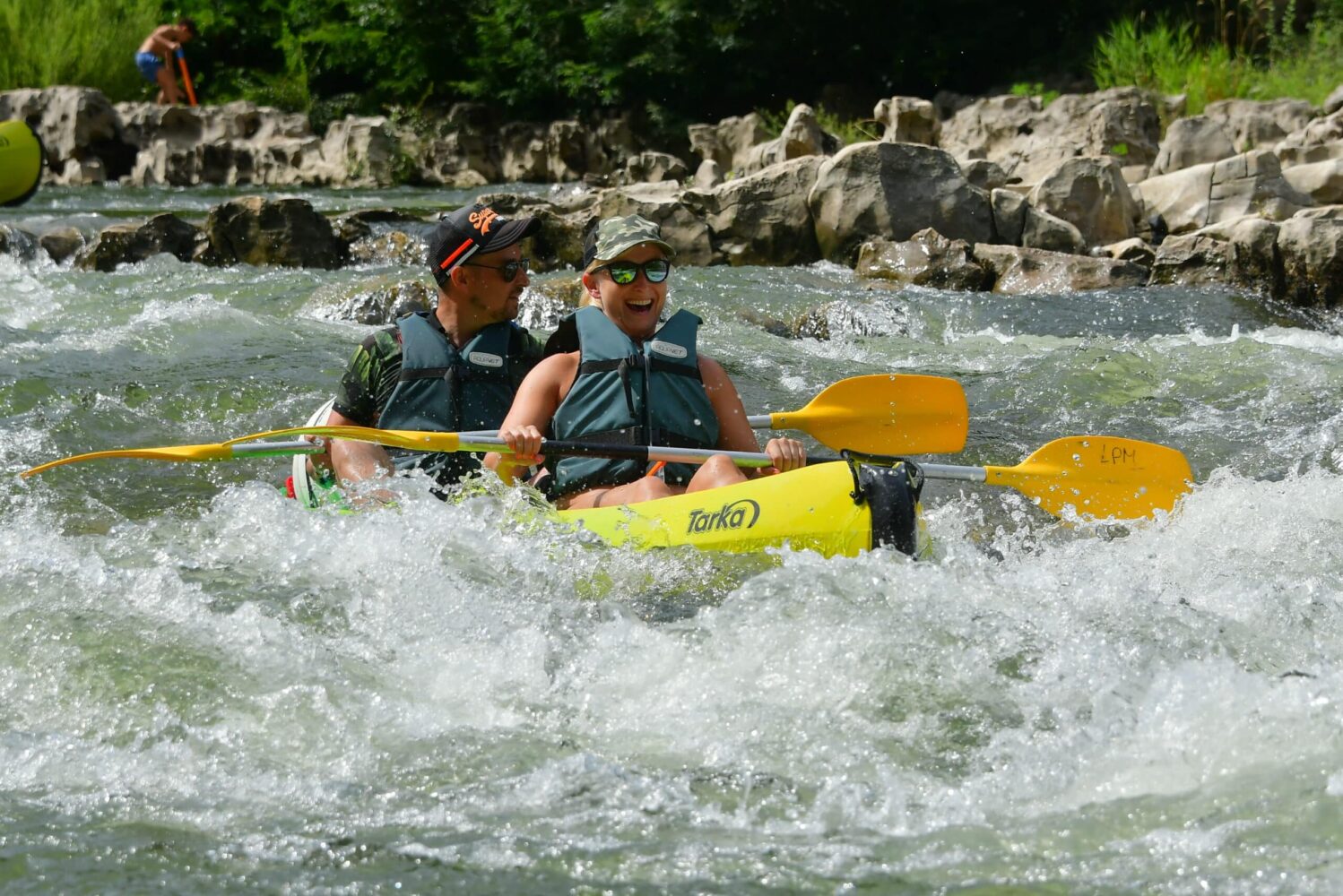 2 personnes souriant sur un canoe sur la rivière Ardèche