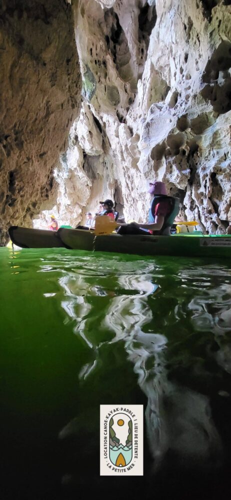 canoë kayak dans la grotte au pont d'arc