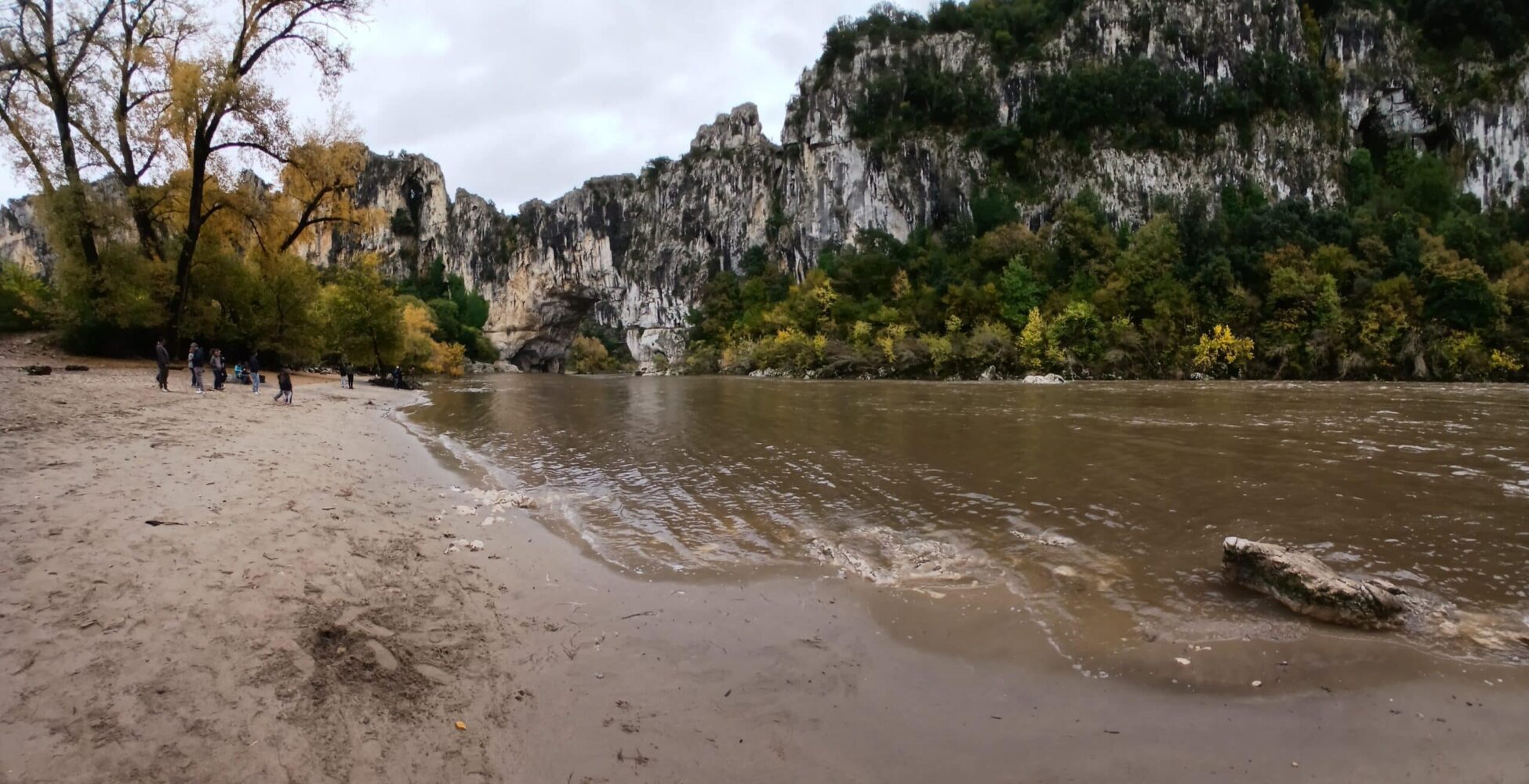 plage du pont d'arc au mois de Novembre