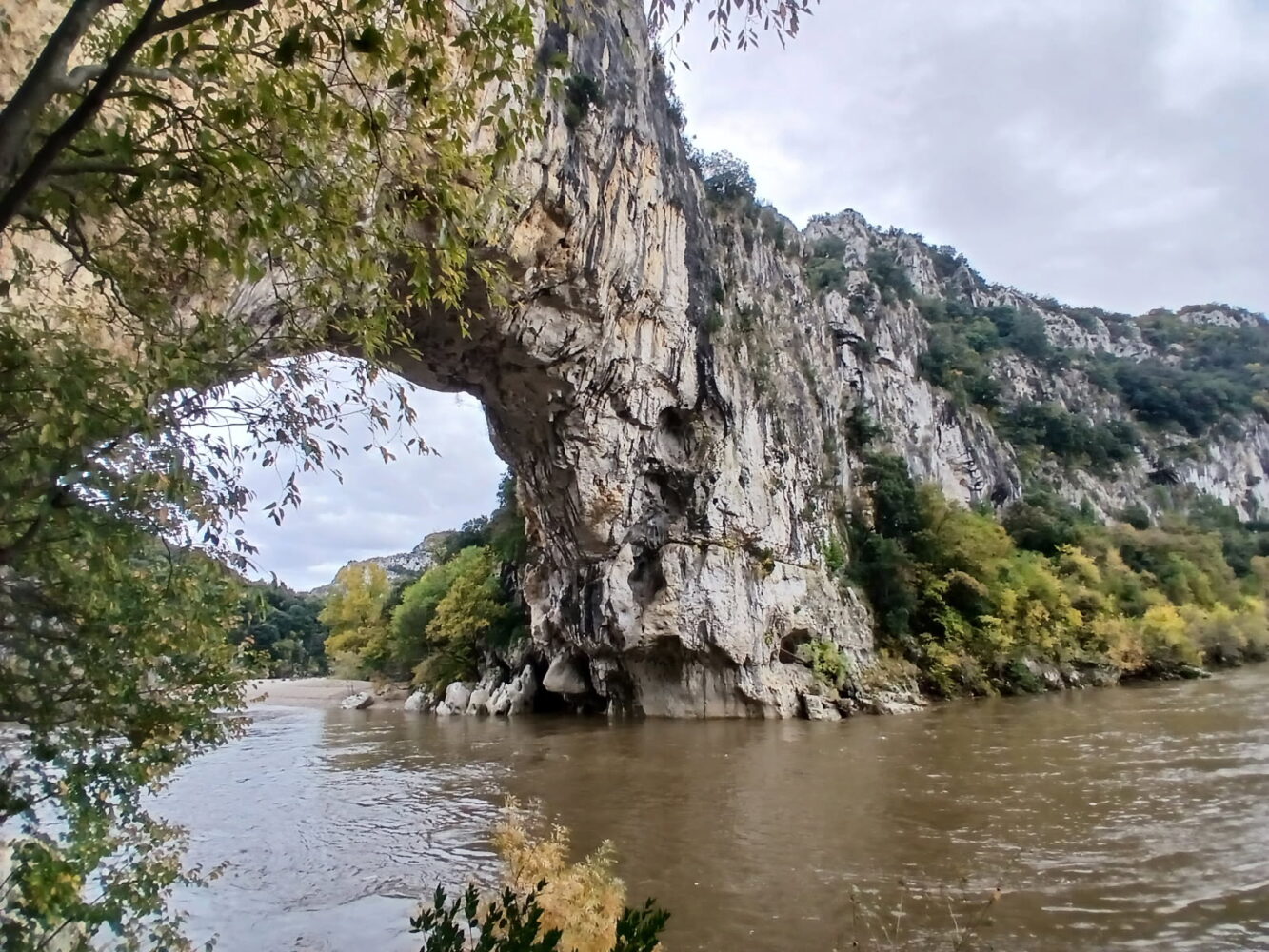 photo du pont d'arc après une crue