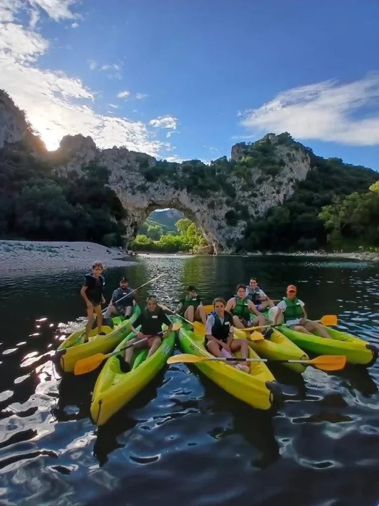 groupe en étoile devant le pont d'arc au coucher de soleil....