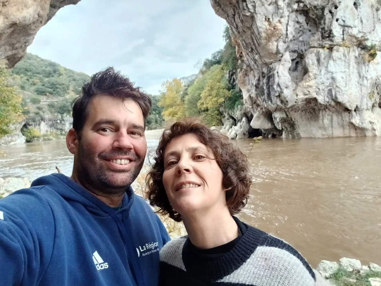 les gérants de la base nautique de la petite mer sous le pont d'arc en Ardèche à l'Automne
