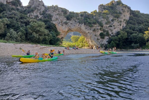 fin de journée au pont d'Arc en Ardèche en canoë avec la base nautique de la petite mer, la plage du pont d'arc