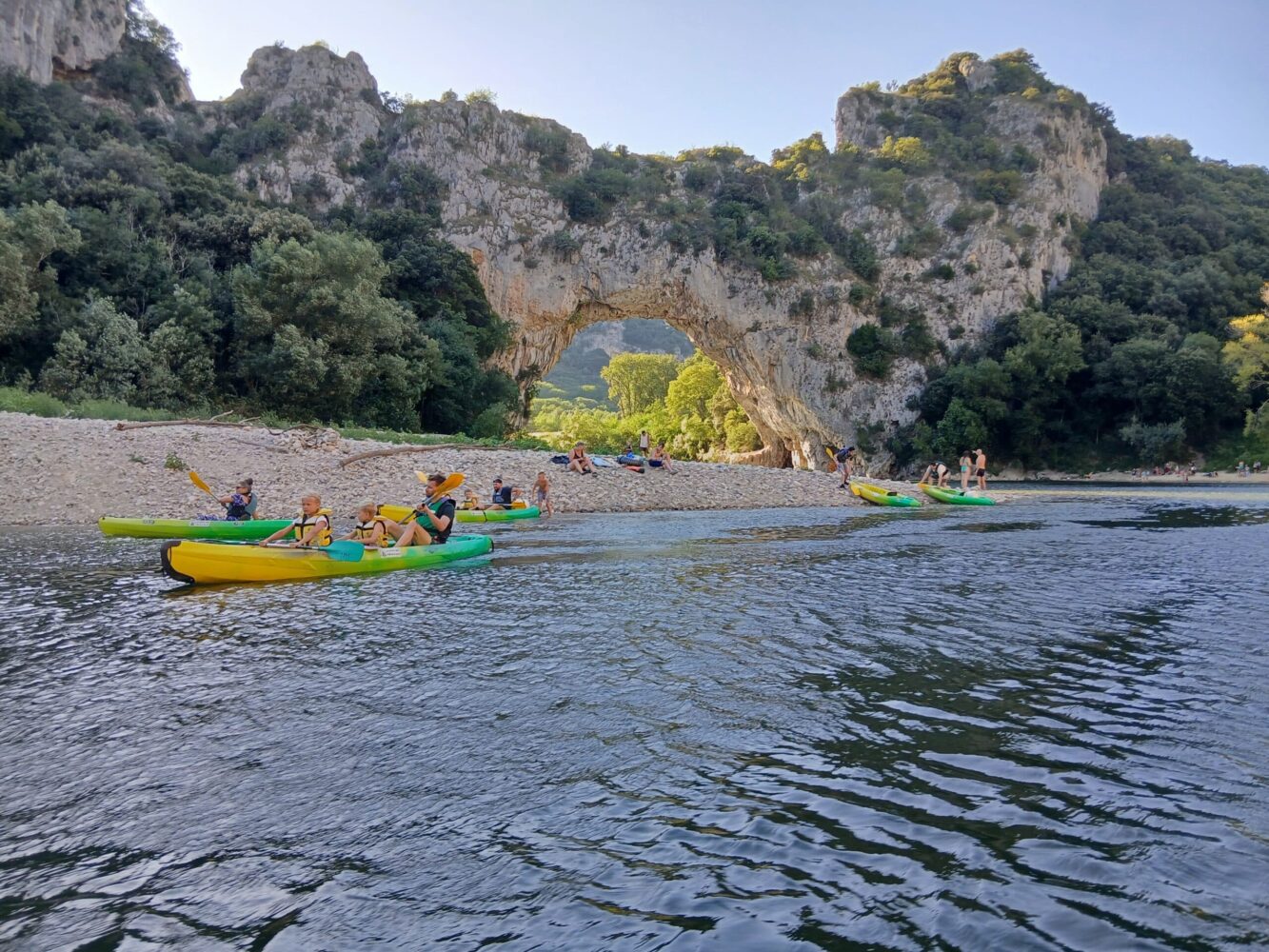 fin de journée au pont d'Arc en Ardèche en canoë avec la base nautique de la petite mer, la plage du pont d'arc